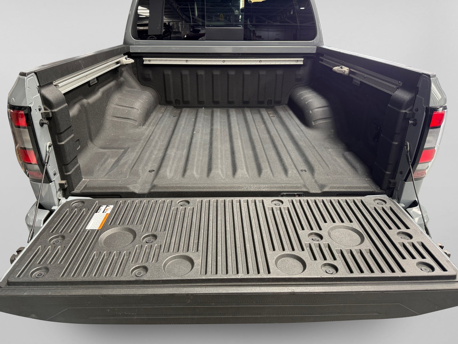 2025 Nissan FRONTIER V6 PRO-4X 25