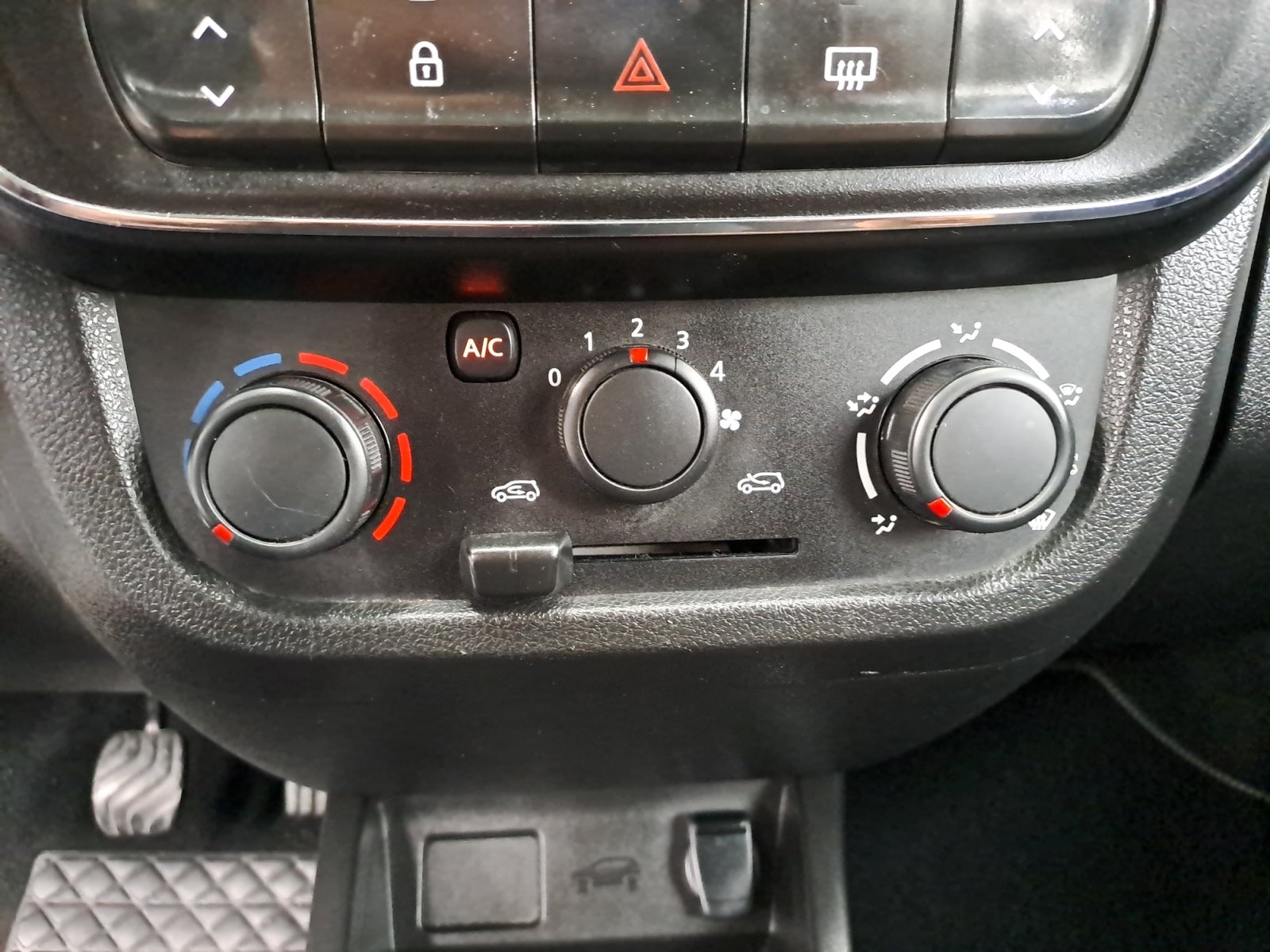 2025 RENAULT KWID INTENS