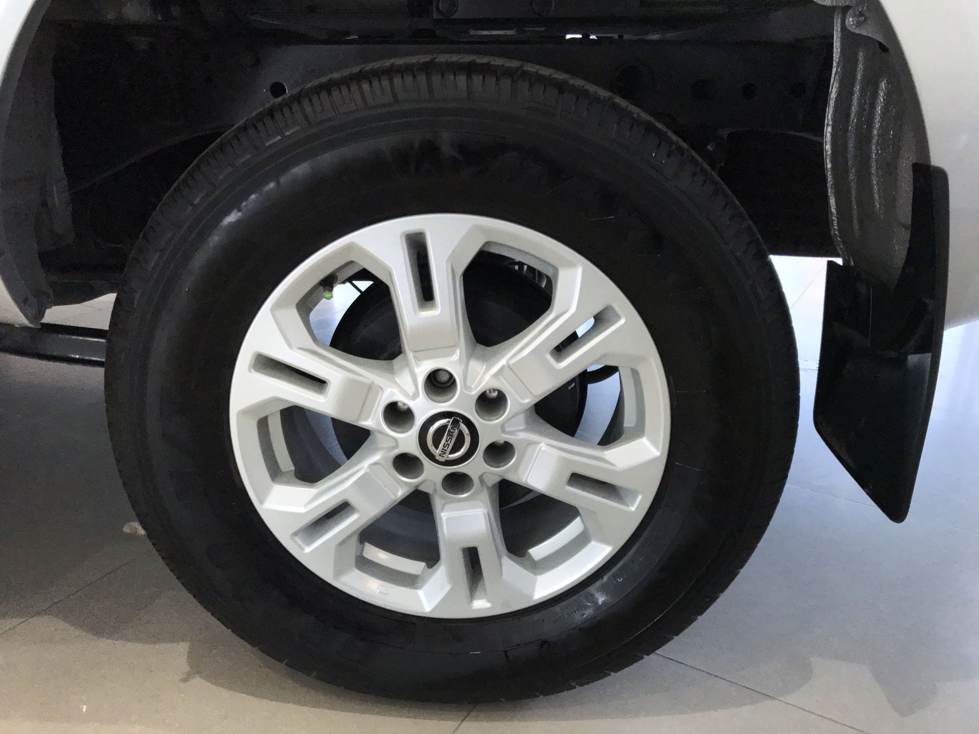 2021 Nissan FRONTIER LE TA 21