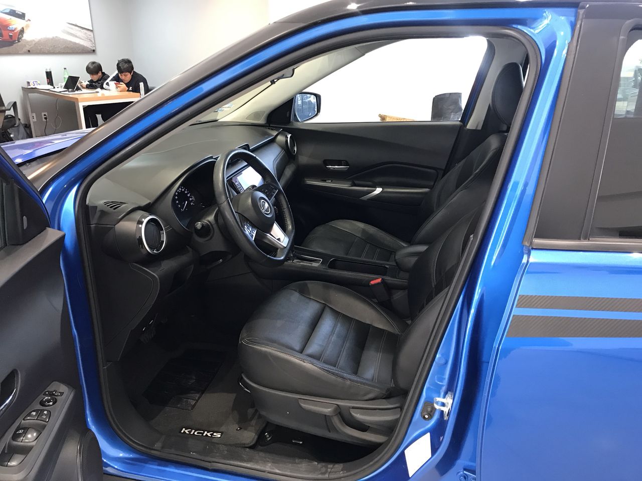 2023 Nissan KICKS PLATINUM BI-TONO 1.6 LTS CVT 23