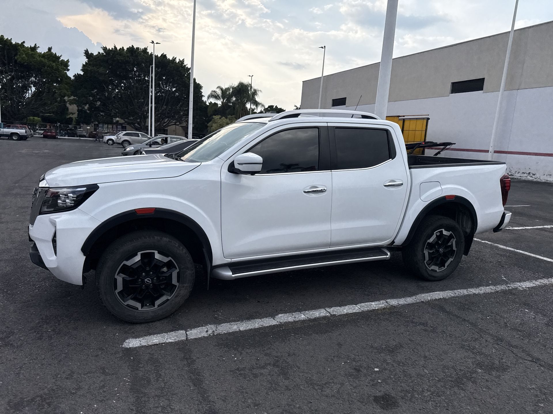 2023 Nissan FRONTIER PLATINUM LE TA 23