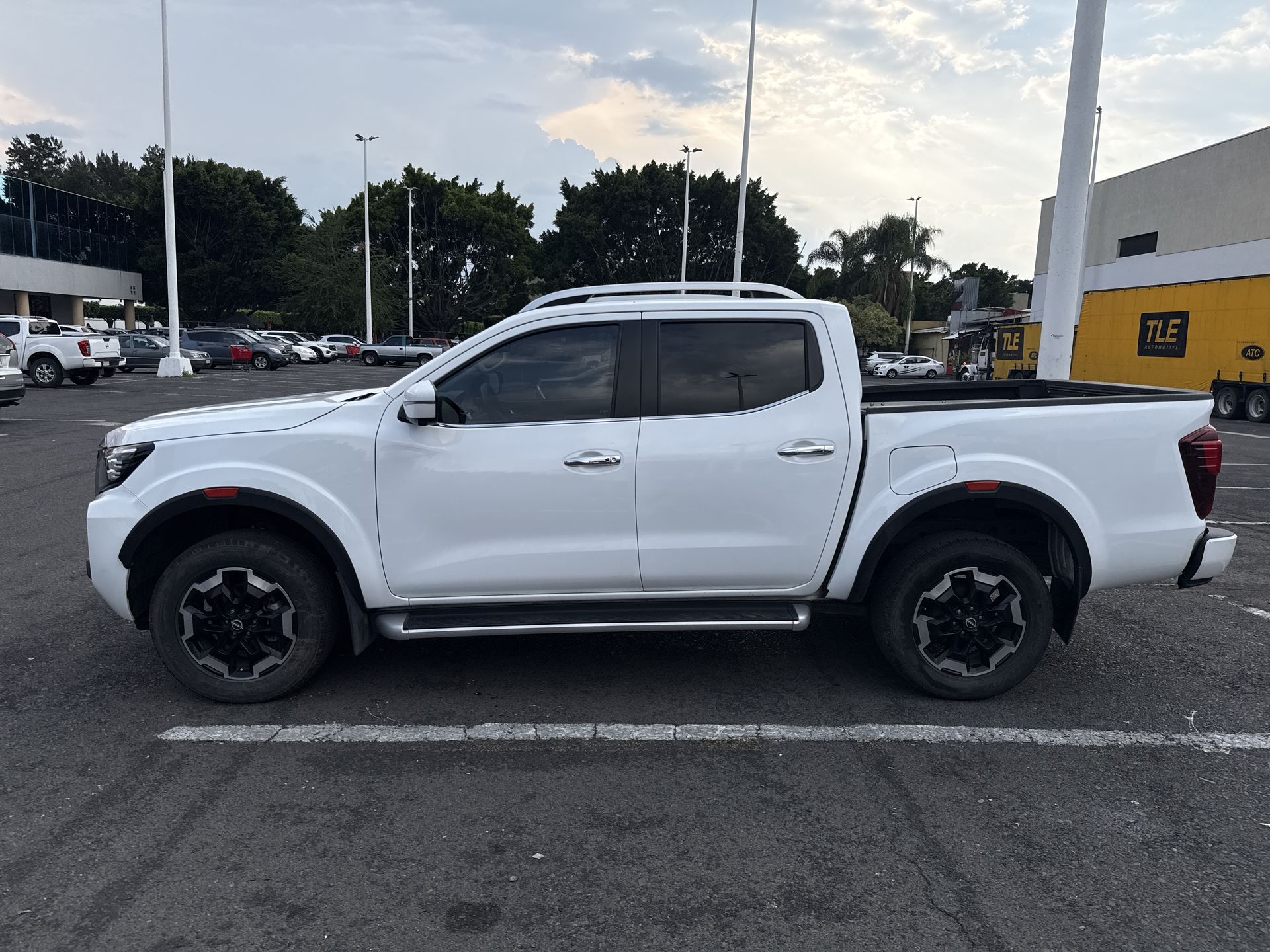 2023 Nissan FRONTIER PLATINUM LE TA 23
