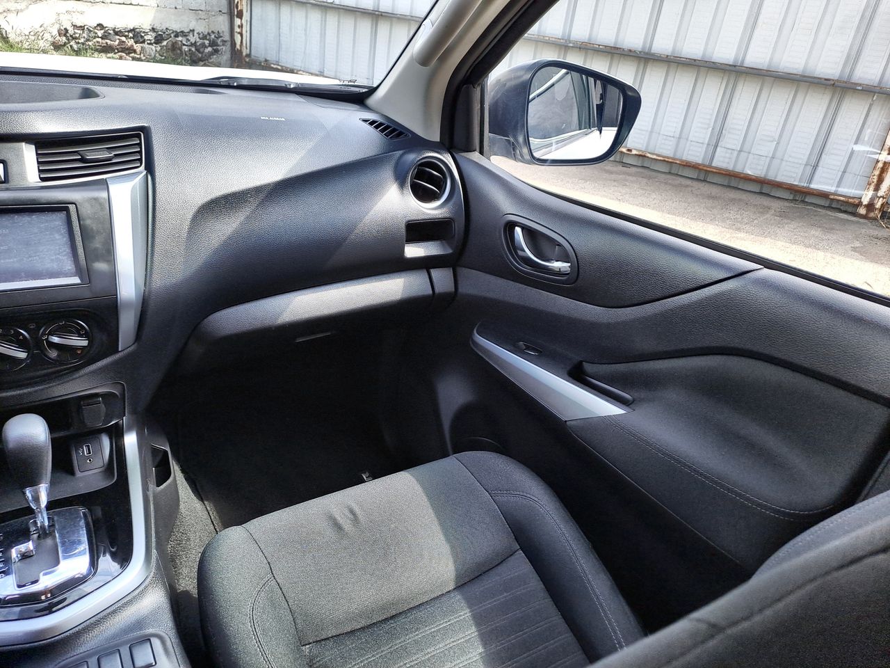 2022 Nissan FRONTIER LE TA 22